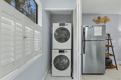 Completely renovated, this 2-bedroom, 2-bath Treetops villa - photo 15