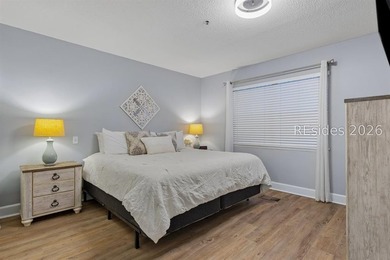 Completely renovated, this 2-bedroom, 2-bath Treetops villa - photo 21
