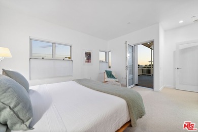 Architectural penthouse residence in the coveted Ocean Park Sea - photo 17