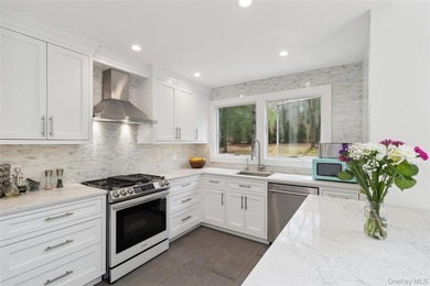 Your Private Summer Escape in East Hampton Tucked away behind a - photo 12