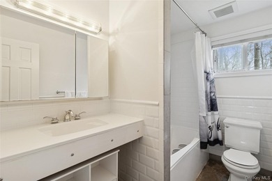 Your Private Summer Escape in East Hampton Tucked away behind a - photo 15