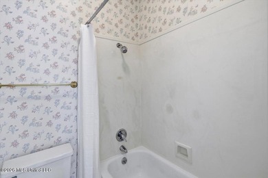 Welcome home to this charming patio/garden home offering - photo 17