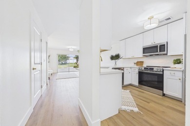 Nestled in the heart of Jupiter, this turnkey CBS townhouse has - photo 2