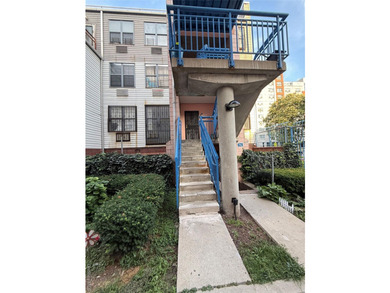 Bright and spacious 3 bedroom, 1 & 2 bathroom, 2nd floor - photo 2