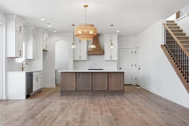 Just a block from the planned Spanish Fork Temple, custom - photo 8