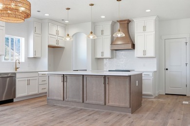 Just a block from the planned Spanish Fork Temple, custom - photo 10