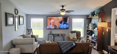 Rare opportunity! Own this beautifully upgraded 3-bedroom - photo 3
