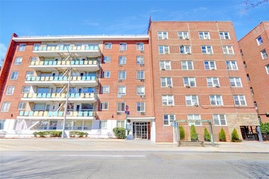 Move right in to this renovated Co-op w/ new kitchen, new - photo 2