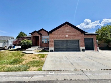 Welcome to this beautifully maintained all-brick lakefront home - photo 2