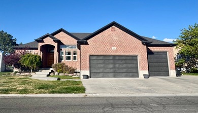 Welcome to this beautifully maintained all-brick lakefront home - photo 4