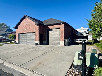 Welcome to this beautifully maintained all-brick lakefront home - photo 5