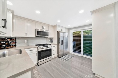 Fully remodeled 3 bedroom with attached large office/bedroom off - photo 2