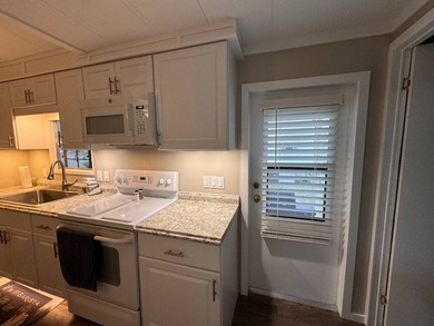 MOVE IN READY. Beautifully furnished home with all new subfloor - photo 11