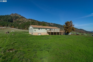 (private lake, pond, creek) Home For Sale in Myrtle Creek Oregon