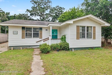Income-producing property near the hospital! This charming - photo 2