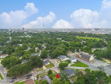Income-producing property near the hospital! This charming - photo 4