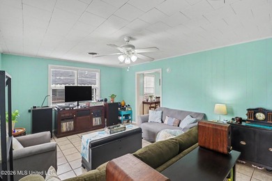 Income-producing property near the hospital! This charming - photo 6