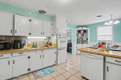 Income-producing property near the hospital! This charming - photo 8