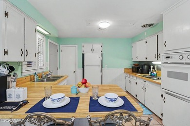 Income-producing property near the hospital! This charming - photo 9