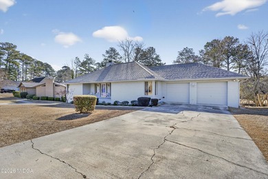 Beautiful all-brick home on the 2nd fairway! This 3-bedroom - photo 18