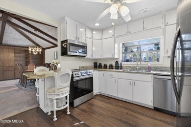 Beautiful all-brick home on the 2nd fairway! This 3-bedroom - photo 38