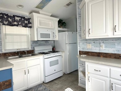 THIS BRIGHT AND UPDATED 2018 PARK MODEL OFFERS A COMFORTABLE AND - photo 5