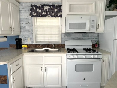 THIS BRIGHT AND UPDATED 2018 PARK MODEL OFFERS A COMFORTABLE AND - photo 8