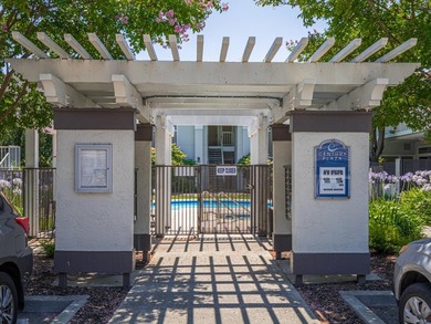 Beautifully refreshed sunny ground-floor end unit condominium in - photo 2
