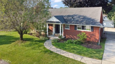 Lake Saint Clair Home Sale Pending in Grosse Pointe Woods Michigan