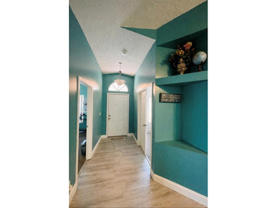 Beautiful and well-maintained home located in a desirable gated - photo 6