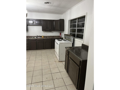 Investor Opportunity! Nestled beneath beautiful, mature oak - photo 4