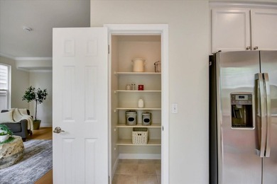 Wonderful bright, upgraded home with high ceilings. Immaculate - photo 8