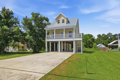 Just 1/2 mile from the beach, this adorable 4-year-young cottage - photo 3