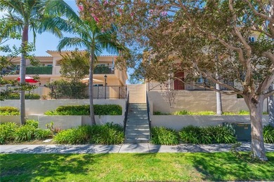 Beautiful move-in ready townhome located in a small development - photo 1