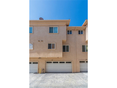 Beautiful move-in ready townhome located in a small development - photo 3