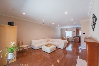 Beautiful move-in ready townhome located in a small development - photo 4