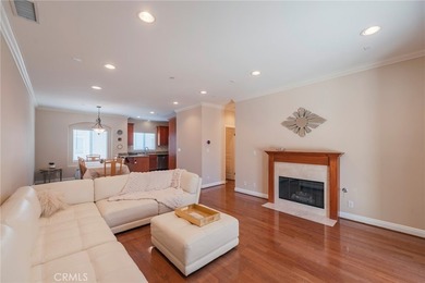 Beautiful move-in ready townhome located in a small development - photo 5