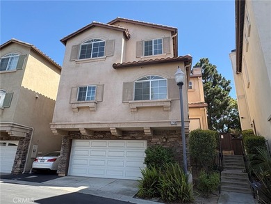 Beautiful 4-bedroom, 3-bath single-family home in a desirable - photo 2