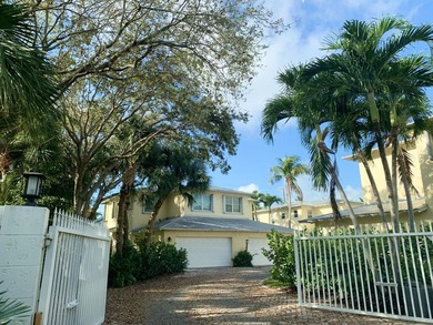 Located in an upscale, relaxed, coastal beach town of East - photo 2
