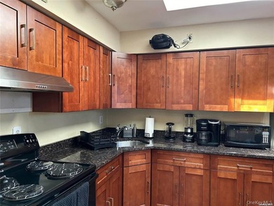 Bright & cheery 5 bedroom, 2 1/2 bath Hi-ranch tucked away in - photo 11
