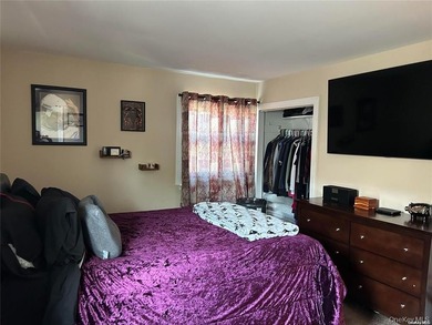 Bright & cheery 5 bedroom, 2 1/2 bath Hi-ranch tucked away in - photo 17