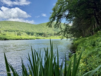 Lake Home For Sale in Starlight, Pennsylvania