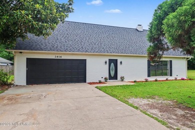 Recently renovated and move-in ready, this spacious 4-bedroom, 2 - photo 1