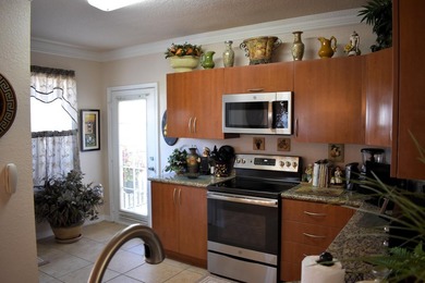 Great 3 Bedroom Corner Unit with 2 Car Garage at The Belmont! - photo 4