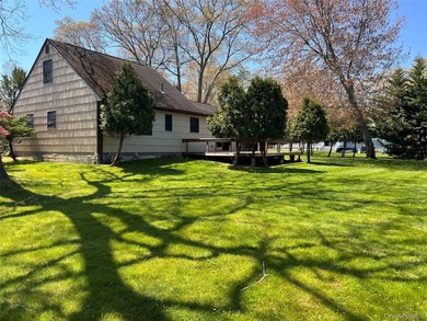 Charming Farm Ranch in the Heart of Hampton Bays Nestled on a - photo 13