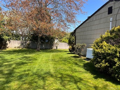 Charming Farm Ranch in the Heart of Hampton Bays Nestled on a - photo 14