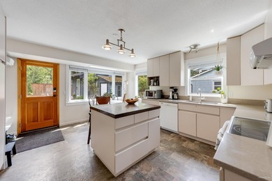 Welcome to this immaculate Valleycliffe home backing onto - photo 11