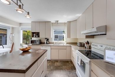 Welcome to this immaculate Valleycliffe home backing onto - photo 14