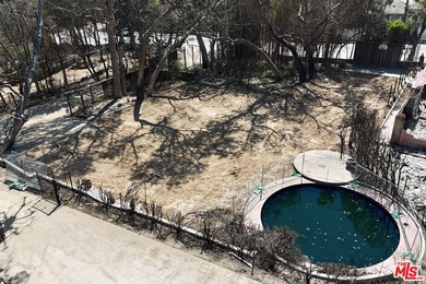 Set on one of the Palisades' only private roads, this rare - photo 1