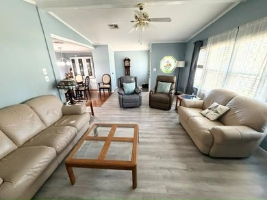 Bright, spacious TURN KEY, stucco home with a versatile layout & - photo 4